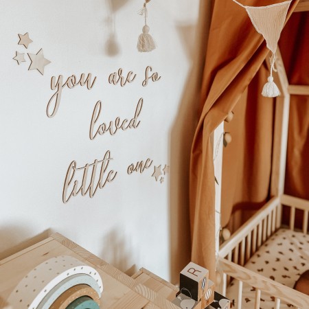 Napis na ścianę "You are so loved little one"
